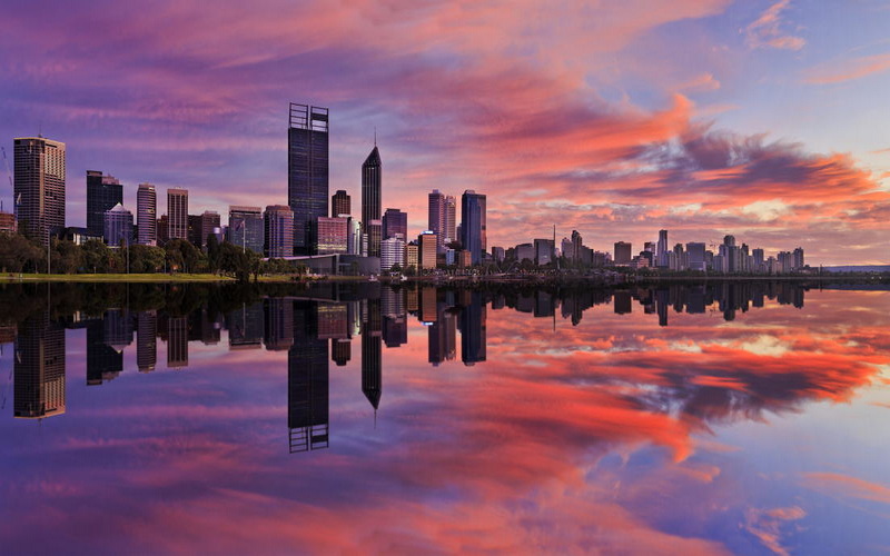 数字化转型在当今竞争激烈的商业环境中扮演着关键的角色，而服务器作为其中的核心要素之一，在实现数字化转型方面起着至关重要的作用。